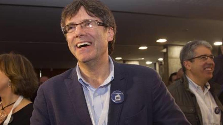 Carles Puigdemont, somrient, ahir, al Consell Nacional del PDeCAT.