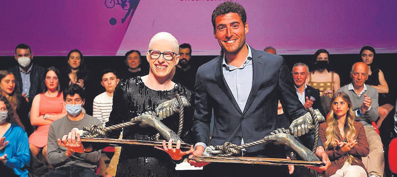 Susana Rodríguez y Nico Rodríguez, con los trofeos como mejores deportistas de Vigo en 2021. | Ricardo Grobas