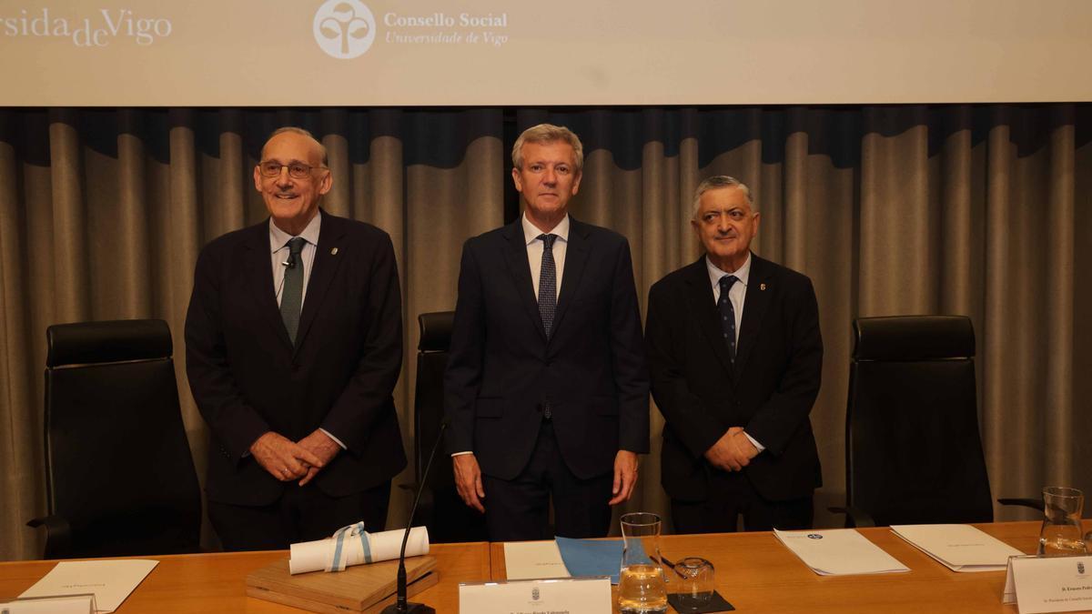 Manuel Reigosa, Alfonso Rueda y Ernesto Pedrosa, durante el acto de conmemoración del 30 aniversario del Consello Social.