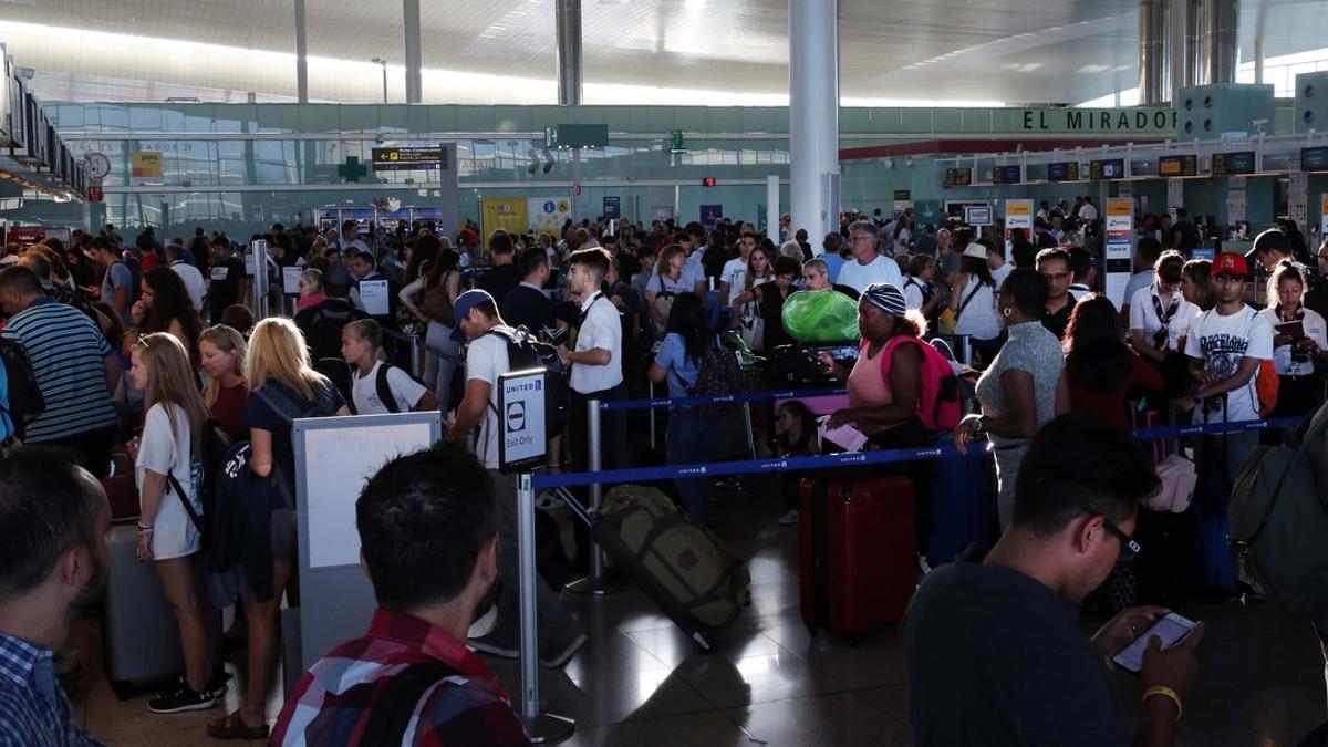 Colas en el aeropuerto de El Prat.