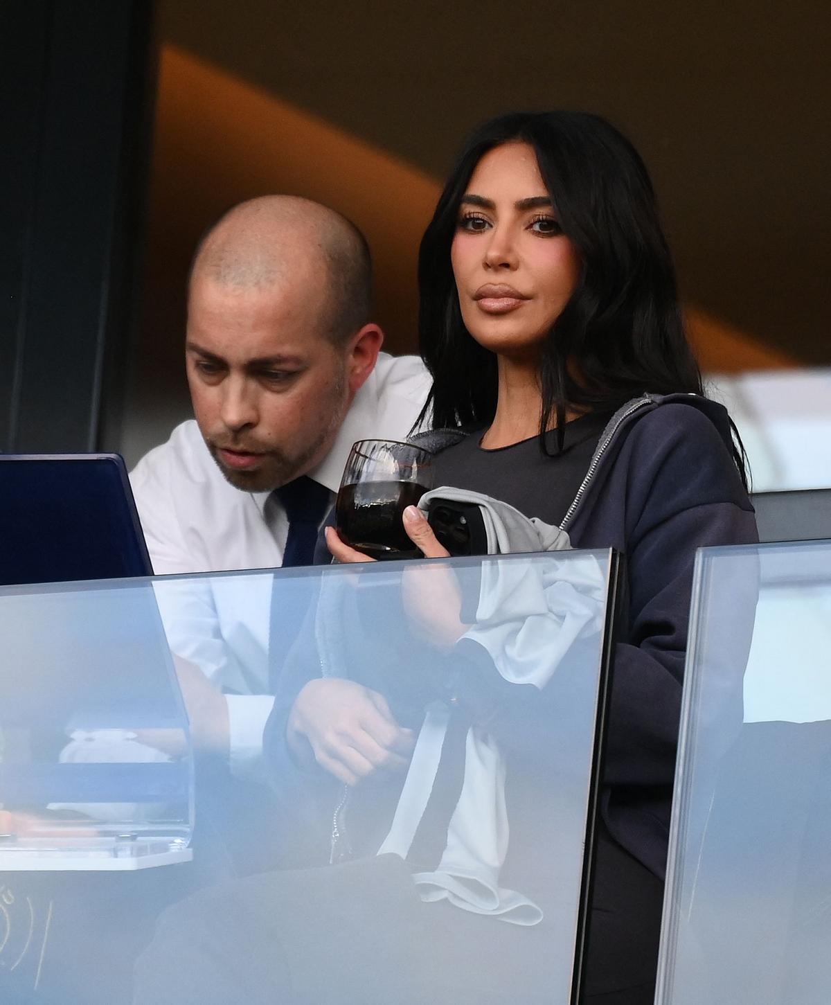 Kim Kardashian asiste al partido de fútbol de la L1 francesa entre el Paris Saint-Germain (PSG) y el Stade Rennais FC en el estadio Parc des Princes de París. Kim Kardashian asiste al partido de fútbol de la L1 francesa entre el Paris Saint-Germain (PSG) y el Stade Rennais FC en el estadio Parc des Princes de París.