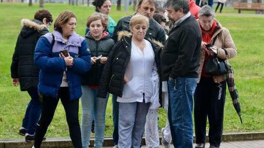 María Isabel Torres arropada por su familia el domingo // R. Vázquez