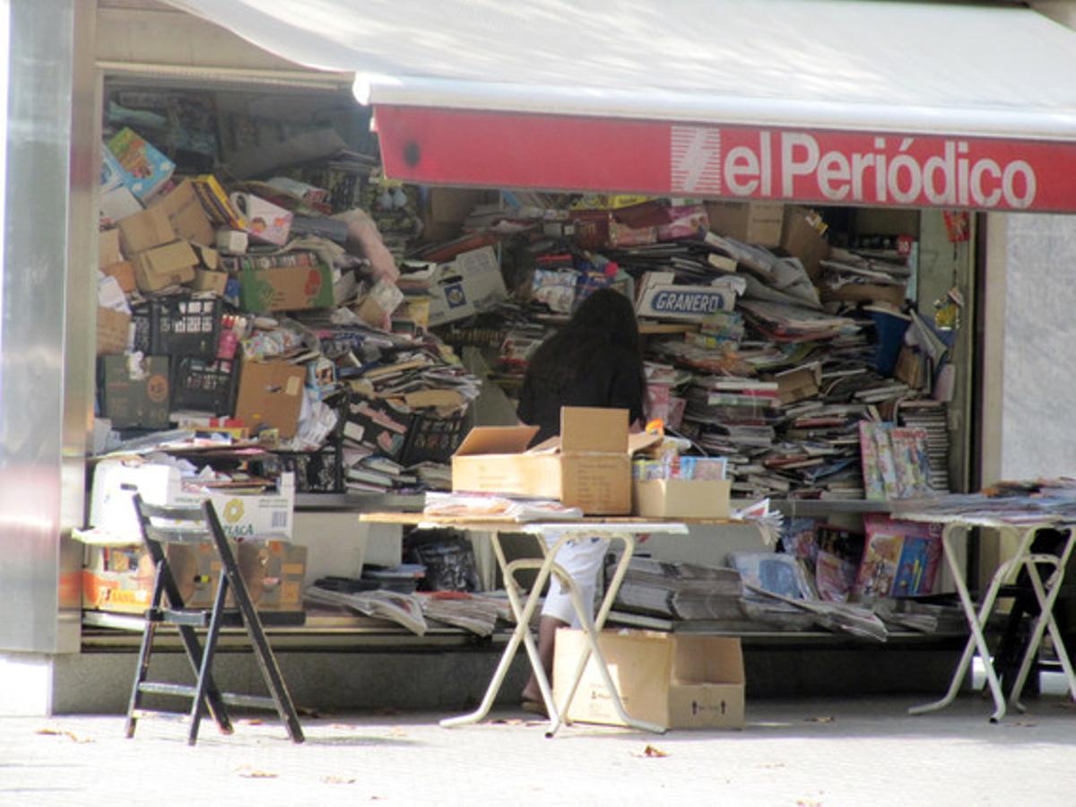 Un quiosc de premsa «atípic».Aquest quiosc està situat davant del número 291 del carrer de Puigcerdà, a Barcelona. No deixa de ser sorprenent com un quiosc de premsa amb aquest aspecte pot ser gestionat, ja que les caixes i centenars de papers acumulats no deixen al client veure més enllà que el caòtic desordre del cubicle. Realment crida l’atenció d’una manera molt especial. És qüestió de cadascú veure quina premsa comprarien ¡en el cas que puguin fer-ho!.