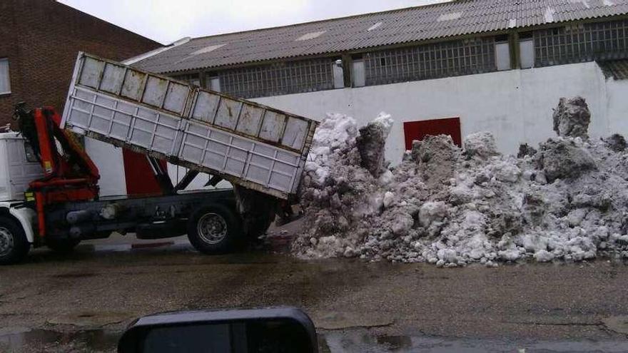 Camiones de nieve tras la limpieza integral de las calles