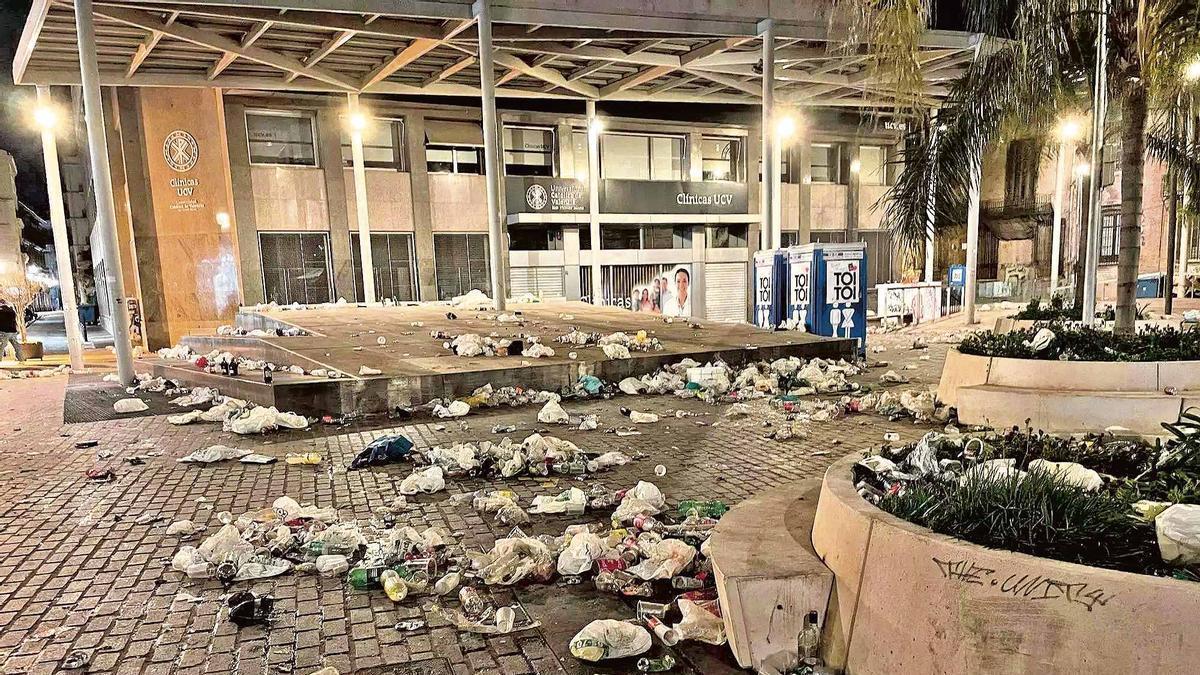 Restos de suciedad tras una noche de Fallas. / Fernando Bustamante