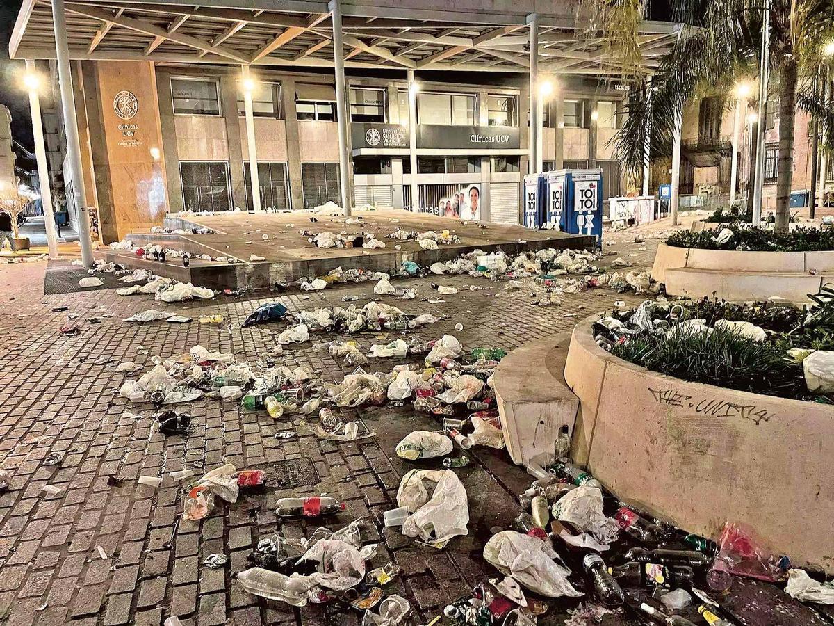 Restos de suciedad tras una noche de Fallas.