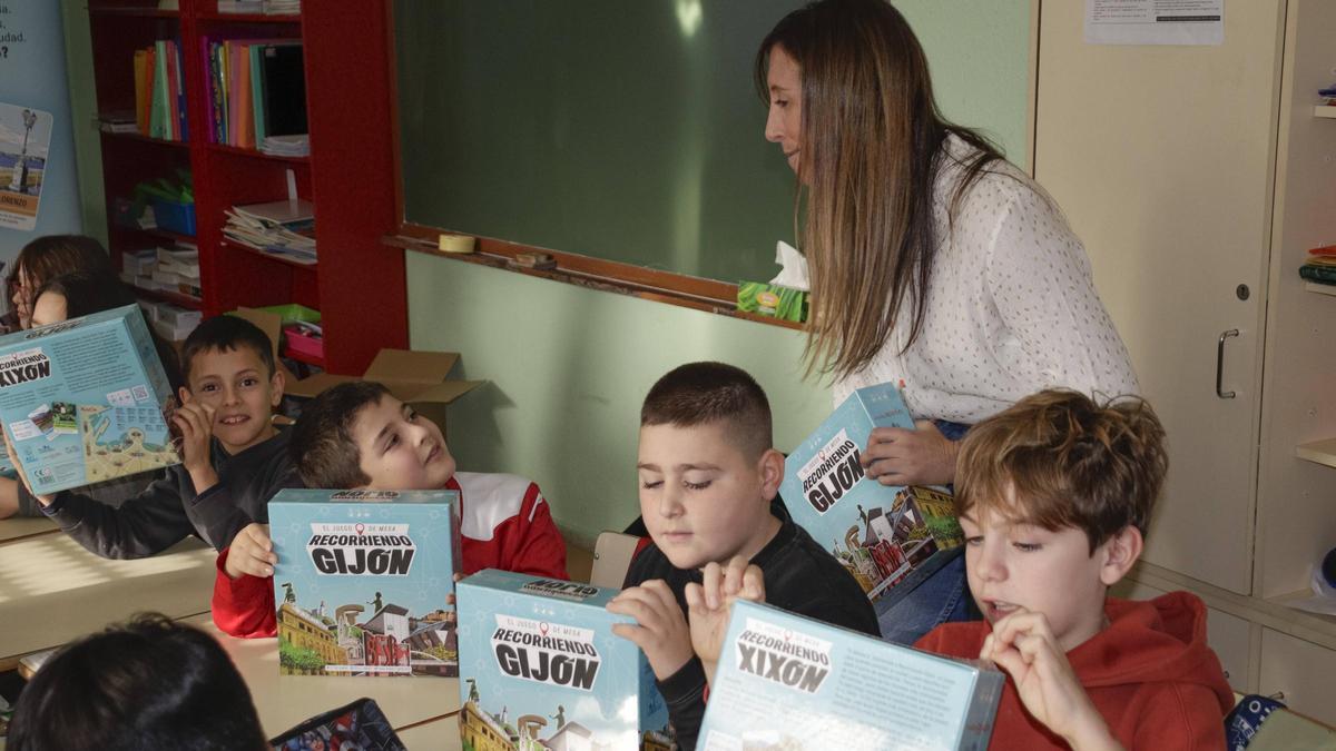 Pumariega entrega a Los Campos el juego "Recorriendo Gijón" (en imágenes)