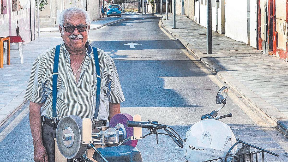 Manuel Heredia, junto a su «Mobilette», en la calle de Rabasa donde reside desde hace cinco décadas.