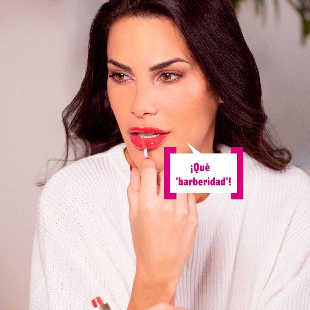 Carla Barber pintándose los labios