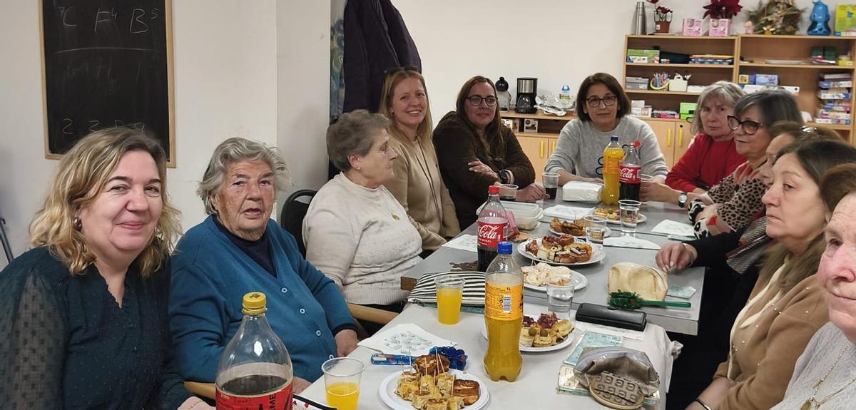 La Asociación de Mujeres Benjamín Jarnés disfrutó de una cena, la elección de Águeda y una animada velada.