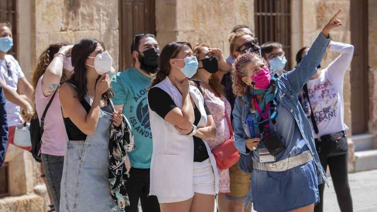 Un grupo de personas visita Salamanca.