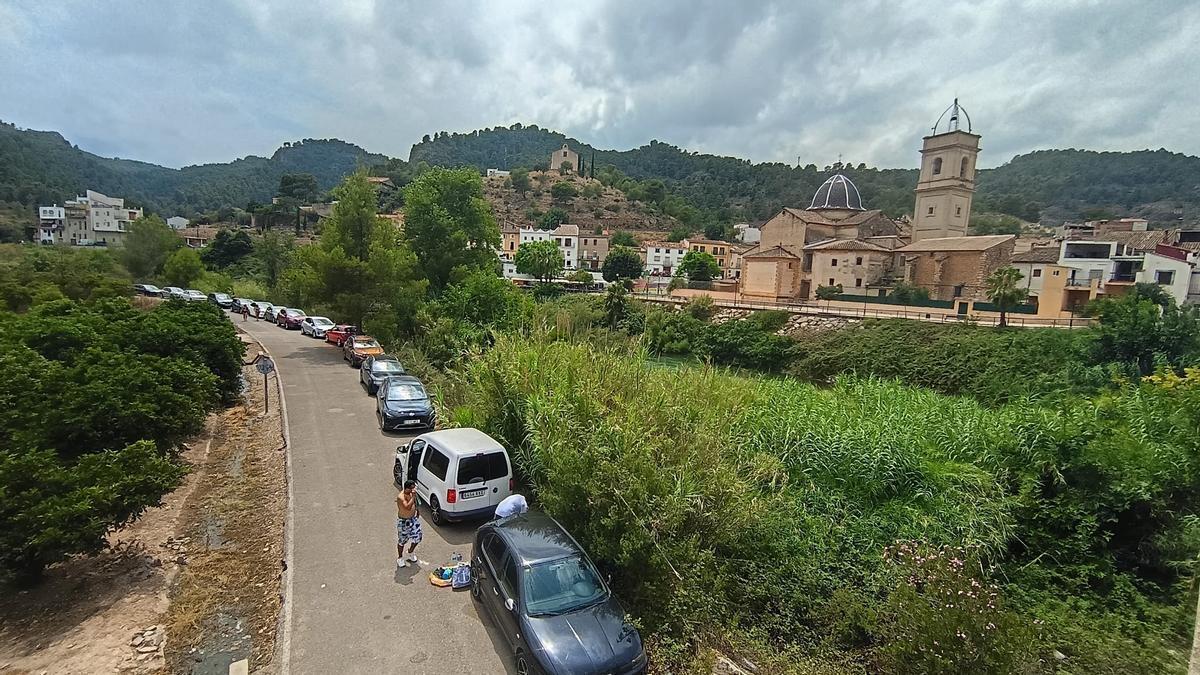 Vehículos aparcados en la partida del Reguer de Antella, justo enfrente del casco urbano de Sumacàrcer, en una imagen de este mes de julio.
