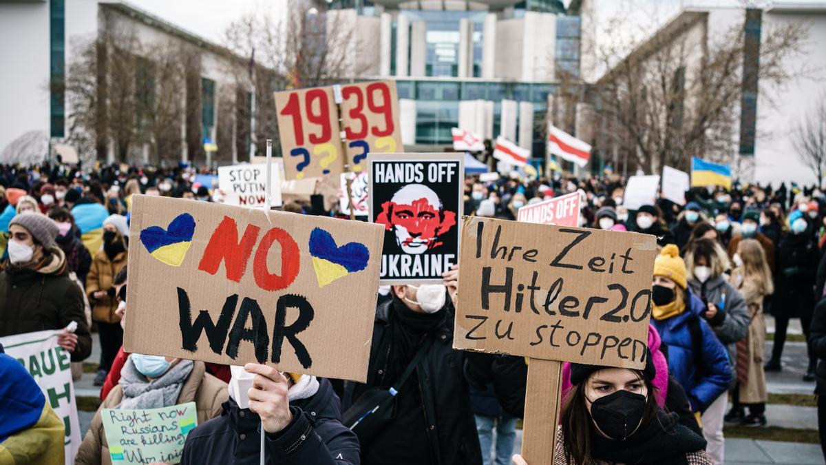 La gente protesta contra la operación militar de Rusia en Ucrania, frente a la Cancillería en Berlín, Alemania.