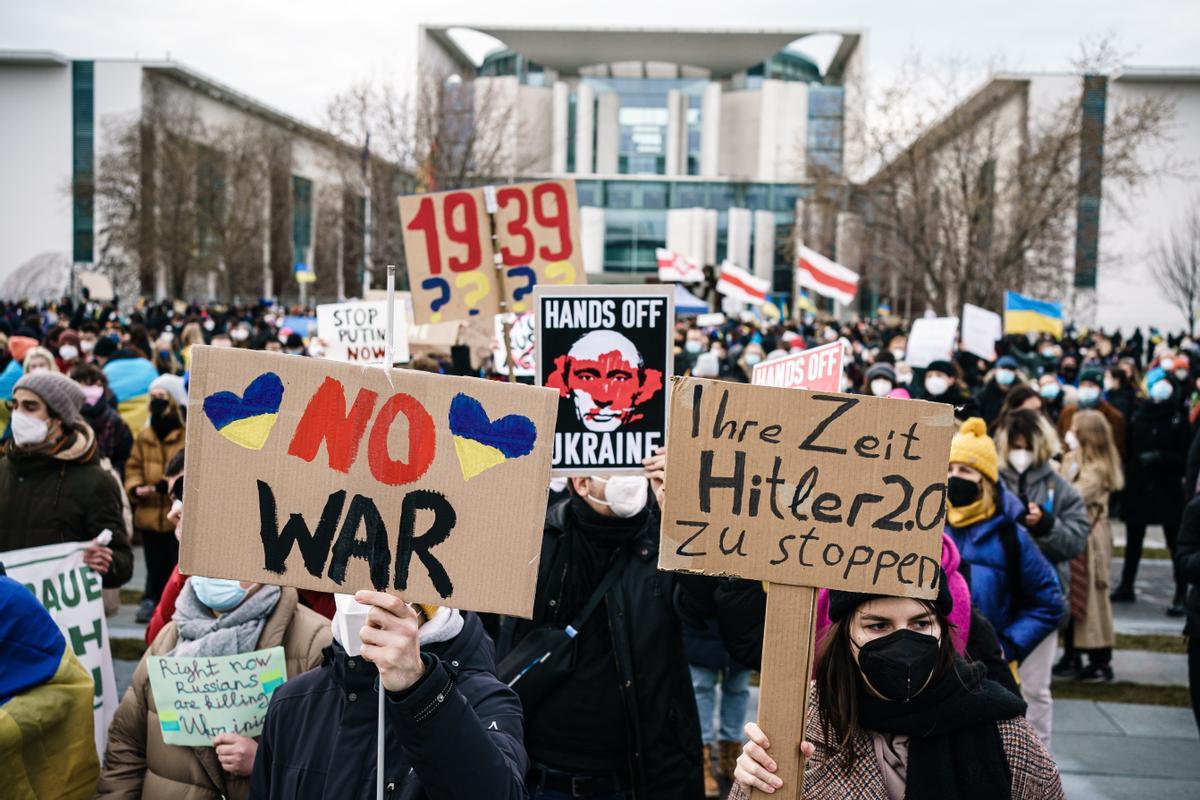 La gente protesta contra la operación militar de Rusia en Ucrania, frente a la Cancillería en Berlín, Alemania.