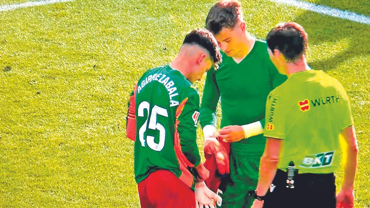 Agirrezabala, poniéndole los guantes y camiseta a Pepelu