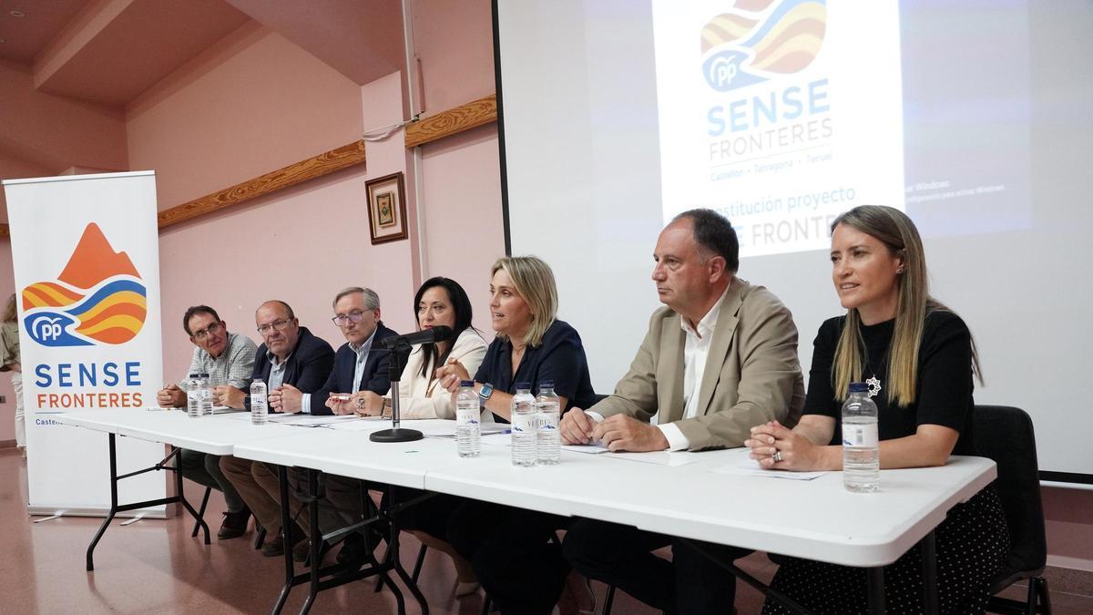 Barrachina, durante su intervención en la constitución del proyecto 'Sense fronteres'.
