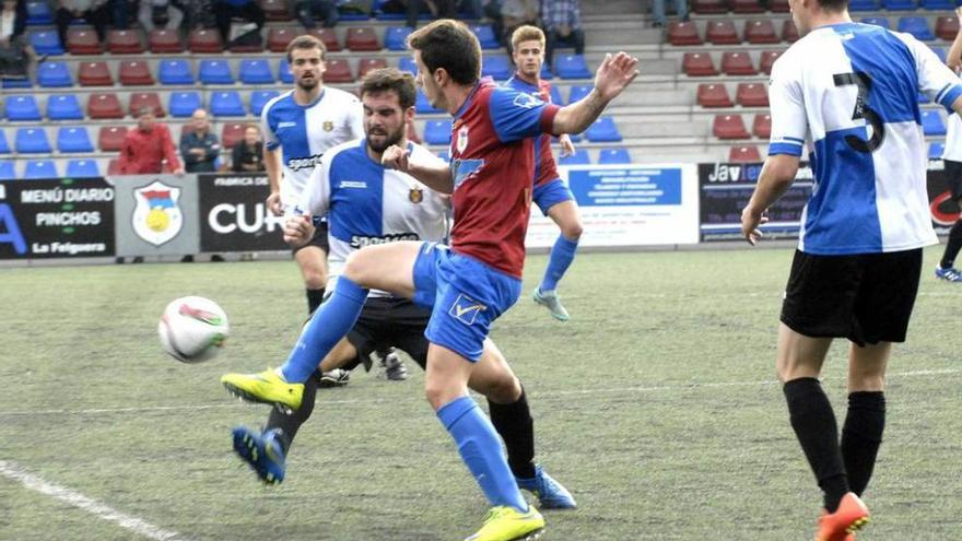 Davo y Guille Méndez pugnan por un balón en el choque de Copa Federación.