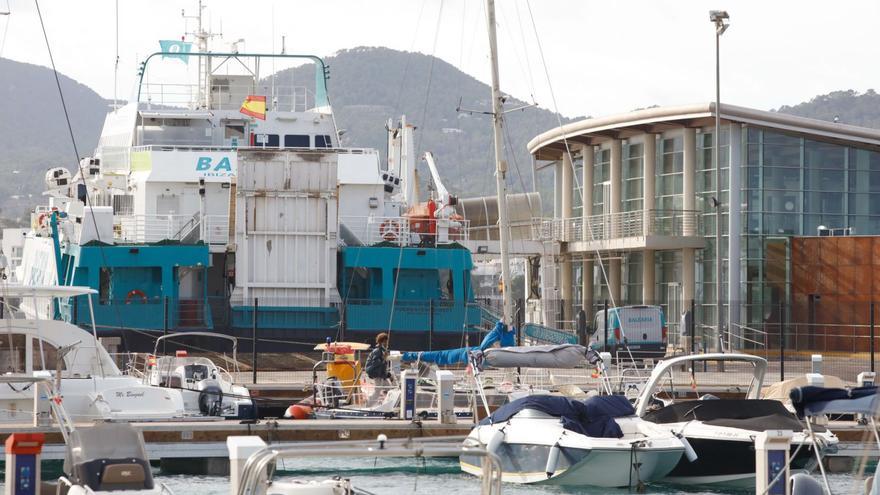 Un ferri de Baleària, atracado frente a la estación marítima del puerto de Sant Antoni en una imagen de archivo. | J. A. RIERA