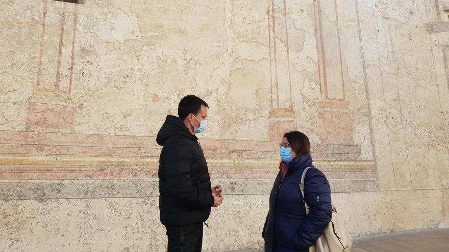 Ruth Sanz, del área de Cultura, ha estado en el exterior del templo junto al alcalde, Guillem Alsina, para comprobar el resultado de la intervención.