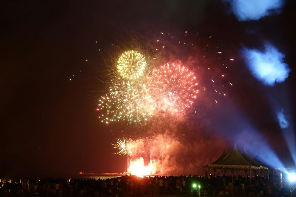 La quema del júa municipal y los fuegos artificiales tuvieron lugar en la playa de La Misericordia.