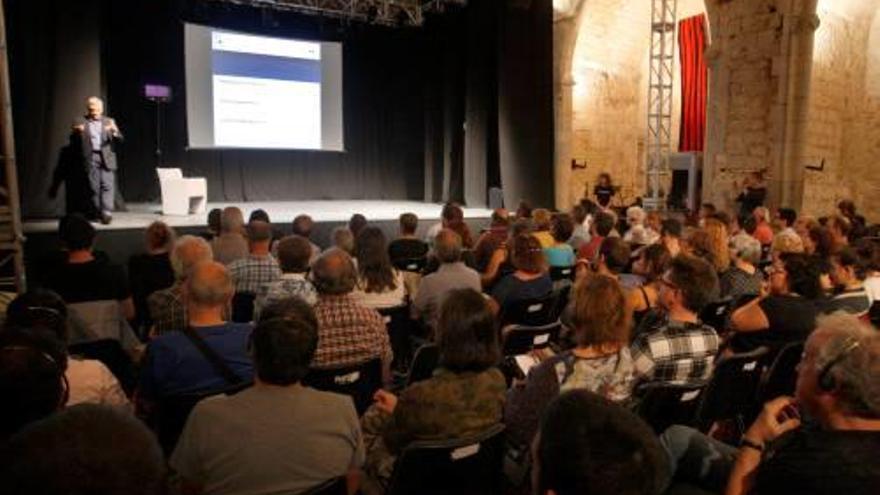 El professor Allen Buchanan pronunciant la conferència.