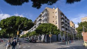 Vandalismo, peleas y drogas en dos bloques de LHospitalet apremian a trasladar a una guardería municipal