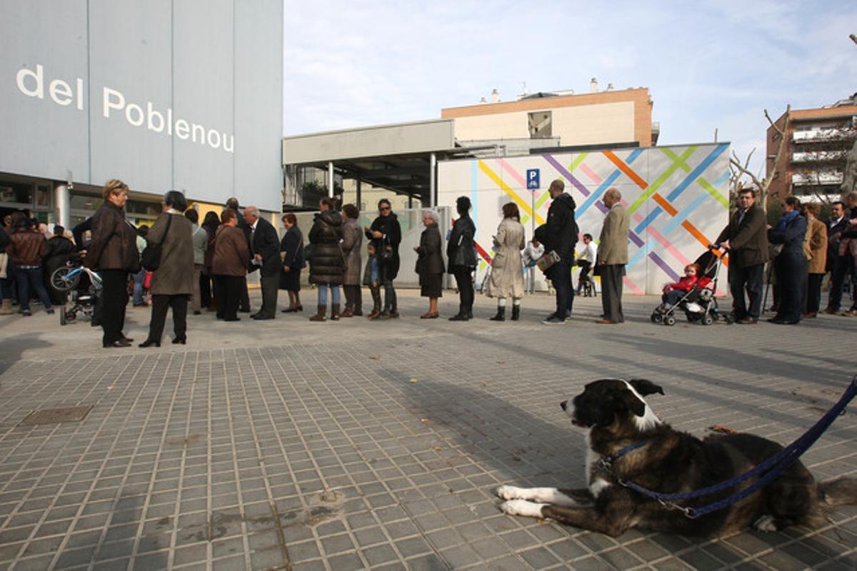 Ambiente en el colegio electoral de la escuela llacuna del Poble Nou.