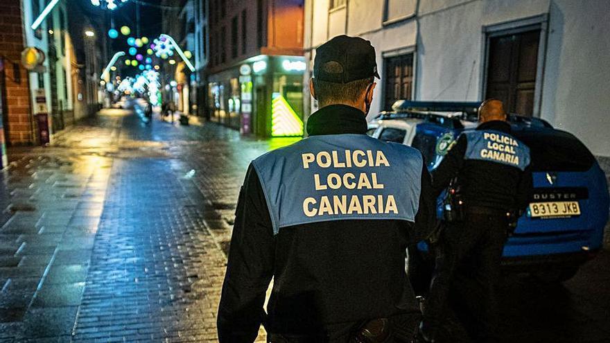 Agentes de la Policía Local de La Laguna realizan un servicio en la Carrera. | | A.G.