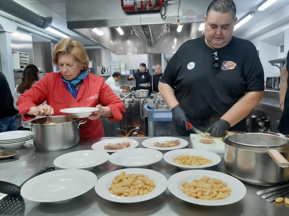 Los concursantes, preparando los platos