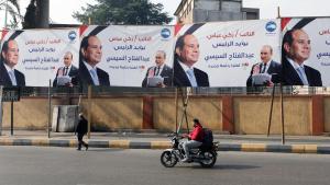Carteles electorales del presidente Abdelfatá al Sisi en una calle del Cairo, esta semana. /