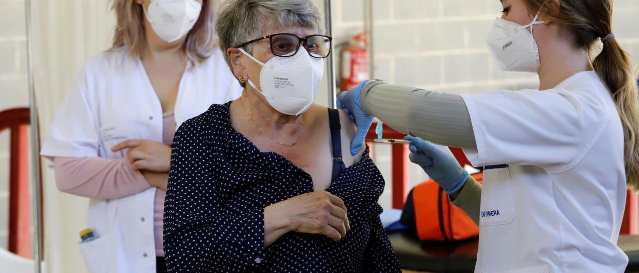 Una mujer recibe la vacuna contra la covid en Murcia