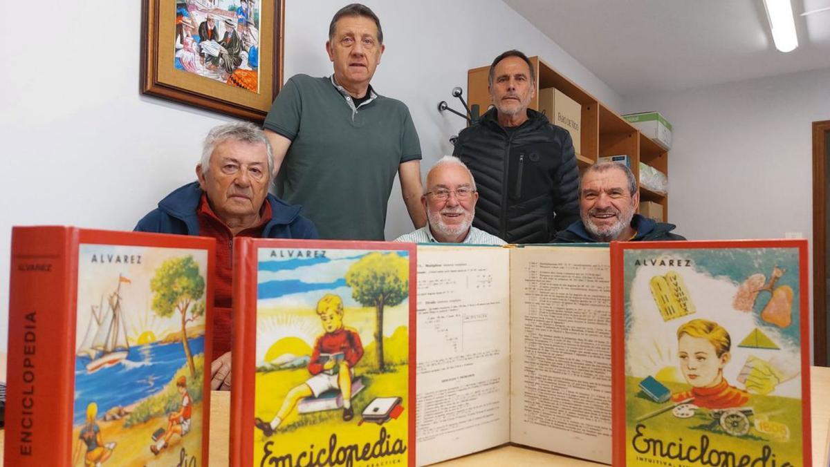 En primer término, sentados, Ezequiel González, Nené Refojos y Joaquín Cabral, con Manuel Martínez y Enrique González, detrás, con los libros de aquella época.   | // G.N.