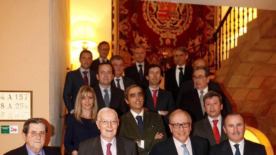 Víctor García de la Concha, segundo por la izquierda en primera fila, posa con los consejeros de la APD entre José Cardín y Luis Fernández-Vega, con Pablo Junceda a la derecha.