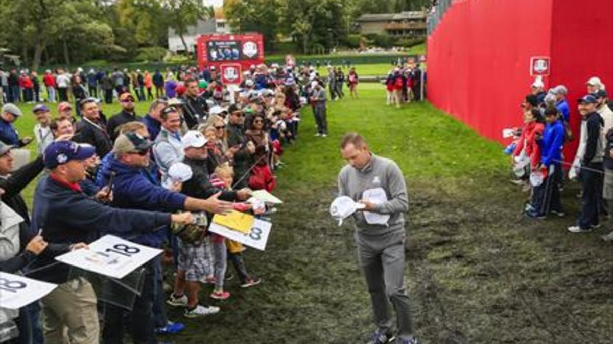 Ídolos 8Sergio García firma autógrafos antes del entrenamiento del equipo europeo de la Copa Ryder.