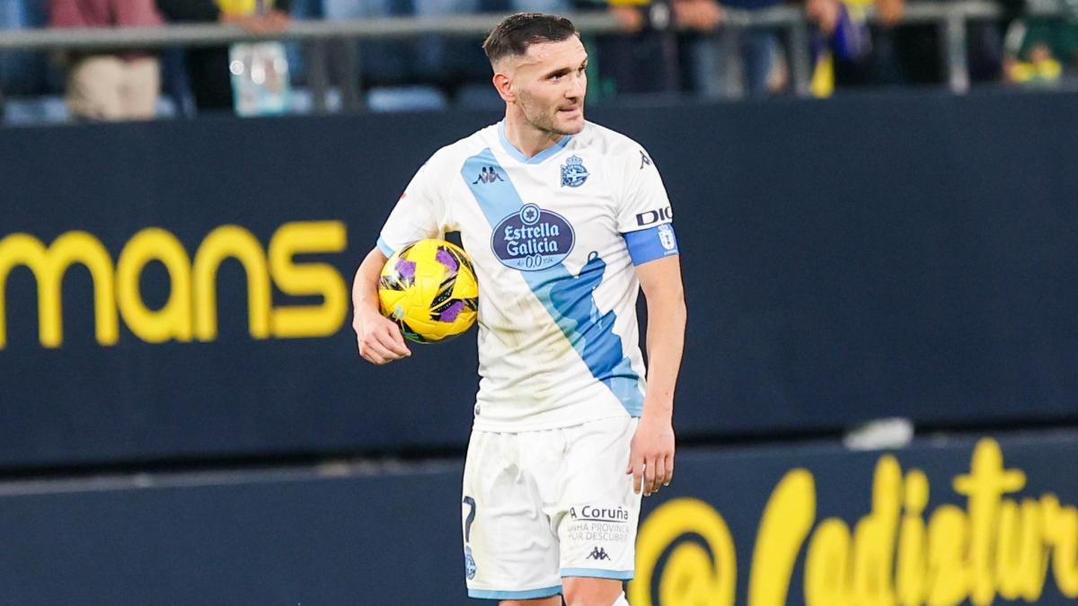 Lucas Pérez se lleva el balón tras su 'hat trick' contra el Cádiz