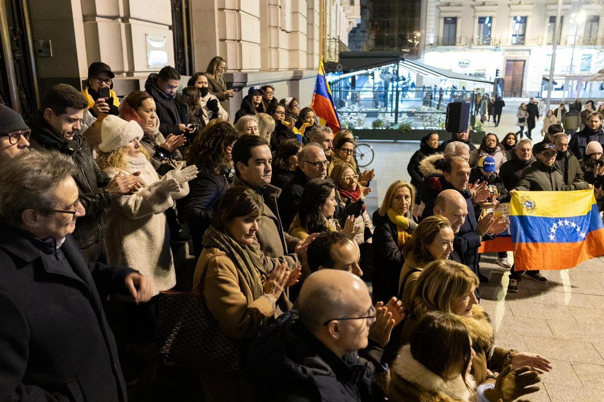Concentración de la comunidad venezolana en defensa de la "libertad" de Venezuela en la plaza España de Zaragoza