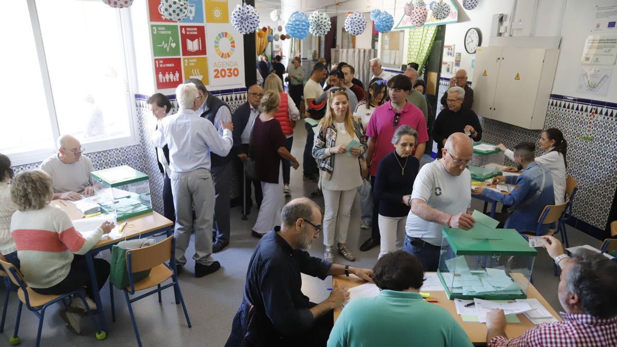 Cordobeses votan en las elecciones andaluzas del 17 de mayo.