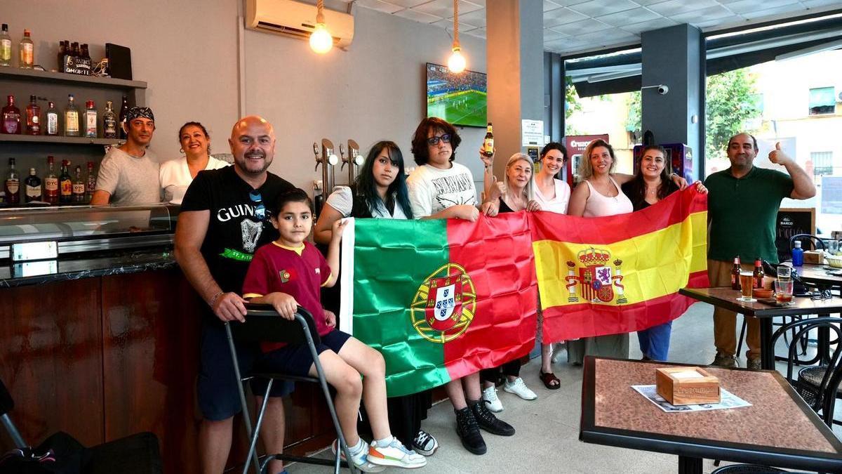 Un grupo de aficionados de Portugal y España en La Casa del Portugués animan a las dos selecciones durante el mundial.