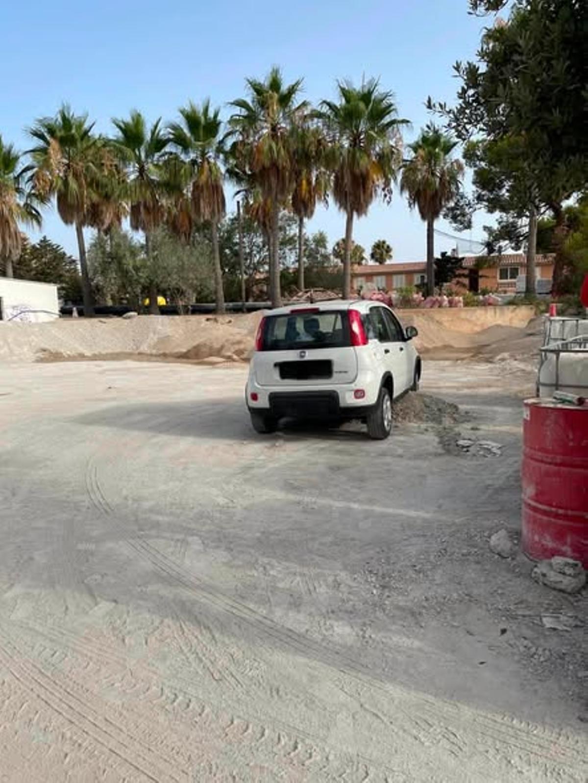 El coche se metió en una zona en obras.