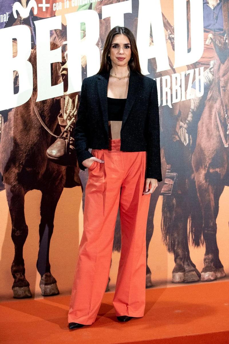 Elena Furiase con blazer corta negra y pantalón color coral