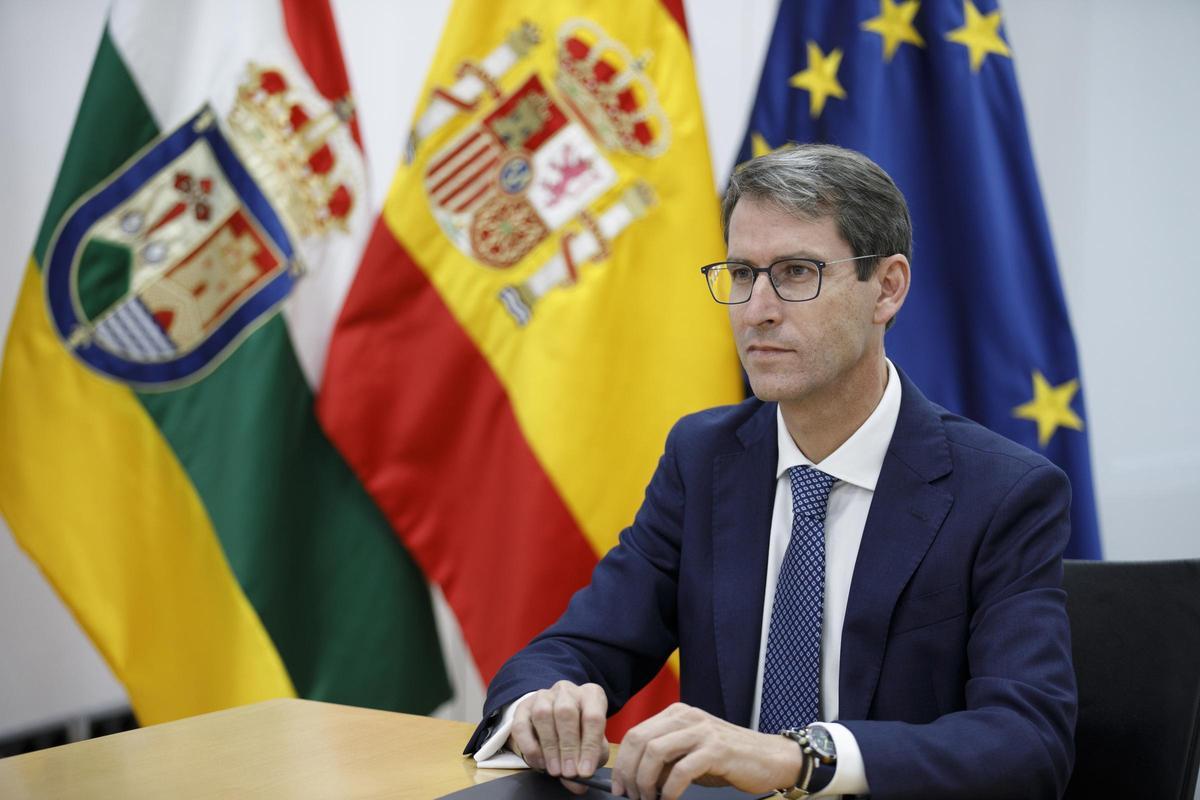 El presidente de La Rioja, Gonzalo Capellán, en su despacho.