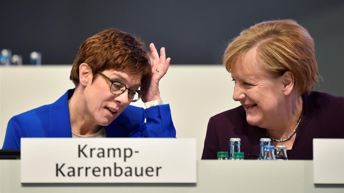 La presidenta de la CDU, Annegret Kramp-Karrenbauer, y la cancillera Angela Merkel, este viernes en el congreso de Leipzig.