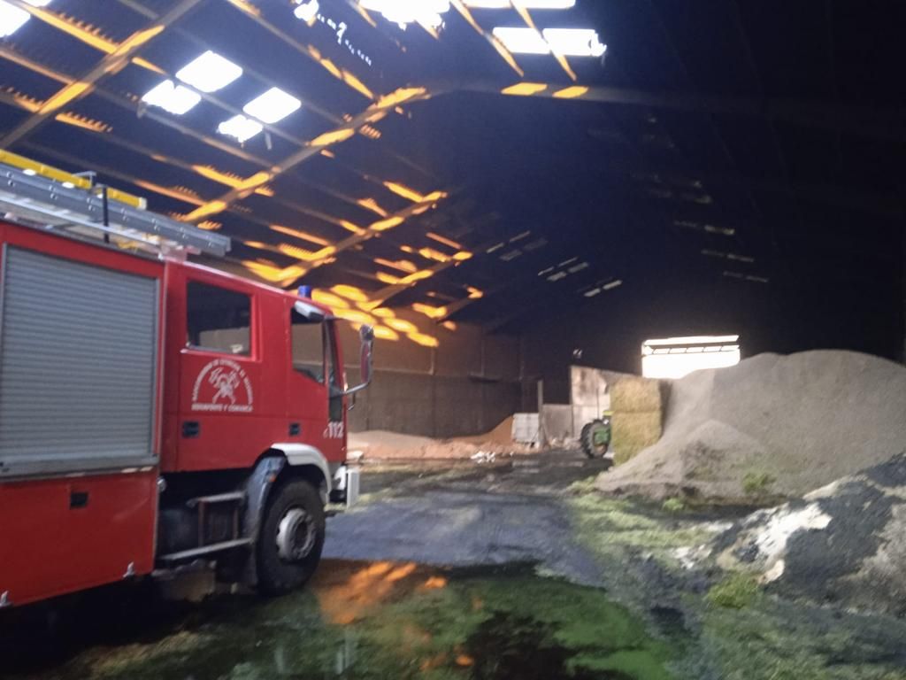 Un incendio devora una nave ganadera en Santibáñez de Tera con maquinaria agrícola en su interior.