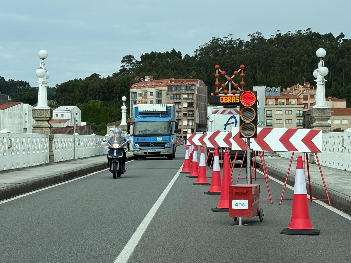 El puente de A Toxa, que está siendo sometido a obras de reparación.