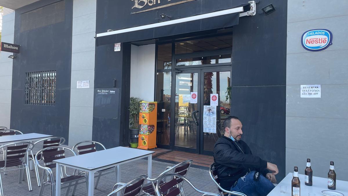 Un cliente, sentado ayer en la terraza del restaurante Bon Paladar de Almassora.