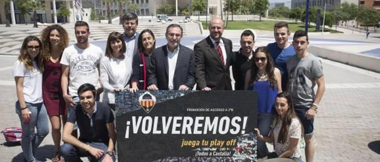 La campaña Volveremos, para animar a la afición a asistir al duelo del play-off de ascenso, cubrió ayer una nueva etapa con la instalación de varios vinilos pisables en el recinto de la Universitat Jaume I. El rector Vicent Climent, el presidente de la entidad albinegra, David Cruz, así como los jugadores Rubén Suárez y Javi Selvas participaron en el acto. Por su parte, la campaña de recogida de firmas para modificar los precios se alcanzó ayer las 1.200.