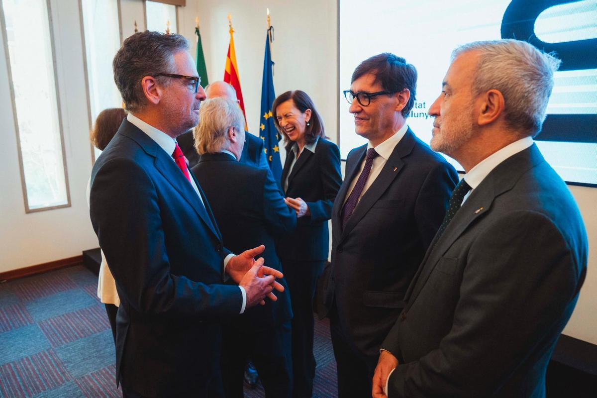 El presidente de la Cámara en México, Antonio Basagoiti, junto al president Salvador Illa y el alcalde de Barcelona, Jaume Collboni.