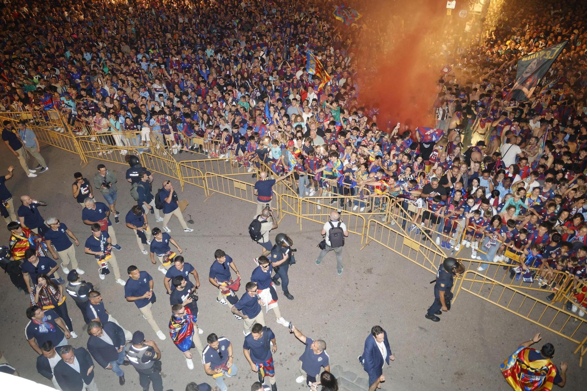 Todas las fotos de la rúa del Levante UD por su ascenso a Primera División