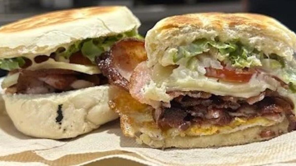 Los bocadillos de pollo son la especialidad del establecimiento