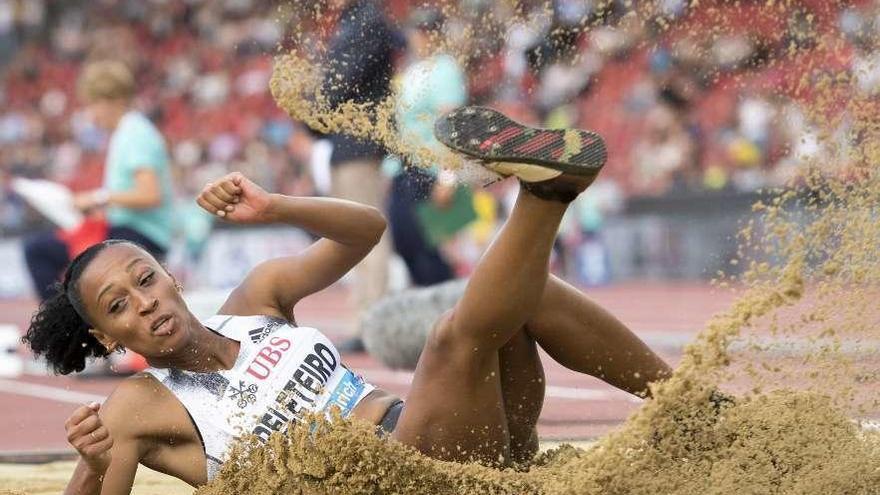 Ana Peleteiro, durante uno de sus saltos de ayer. // Efe